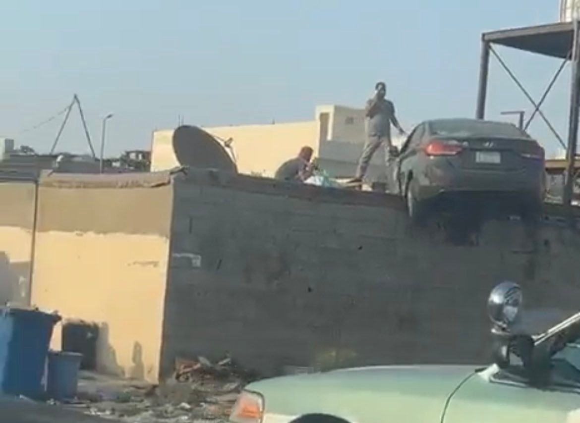 صورة فيديو اعتلاء سيارة سطح مبنى في جدة